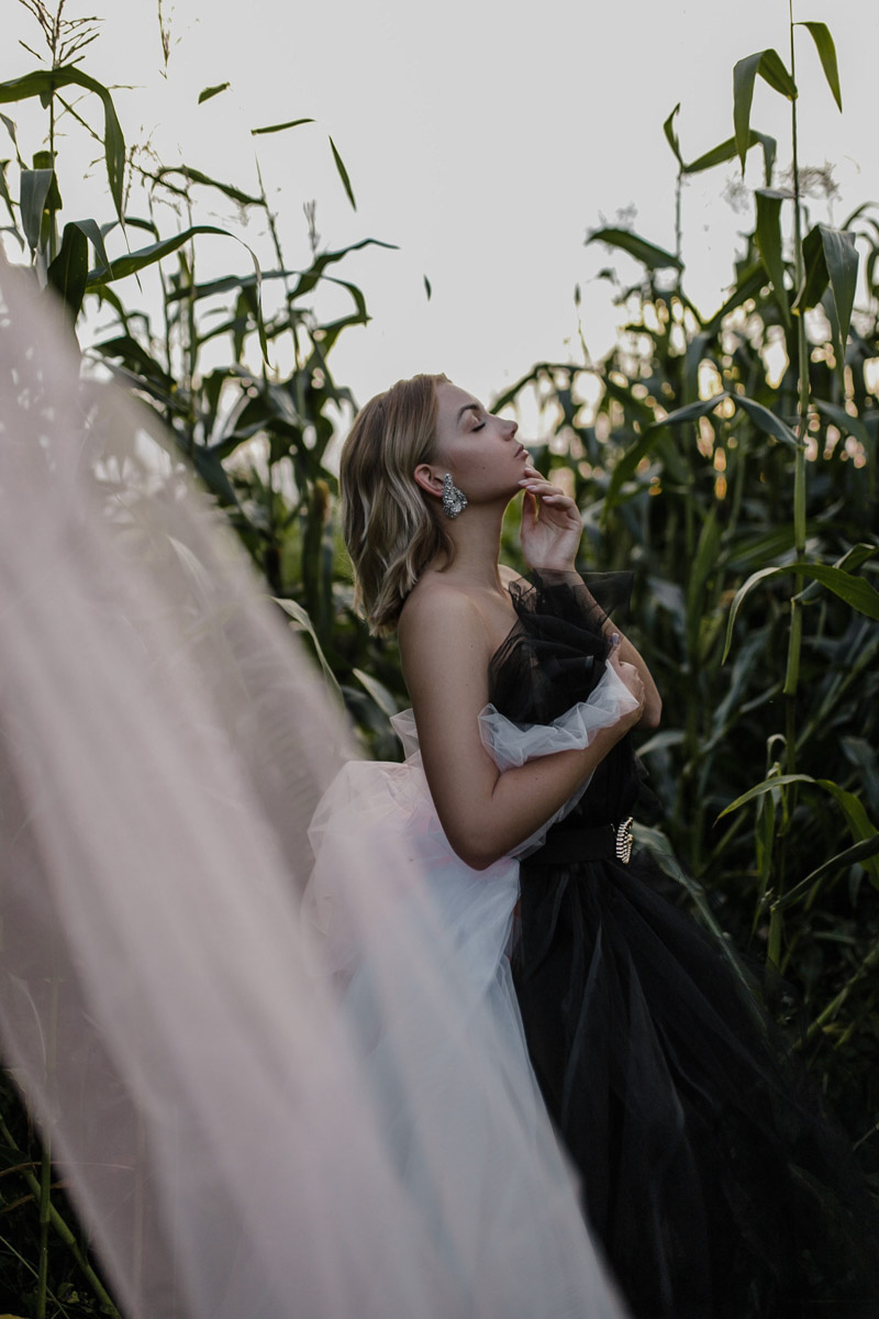 Показываем самые интересные образы на фоне одной из популярных локаций минувшего августа