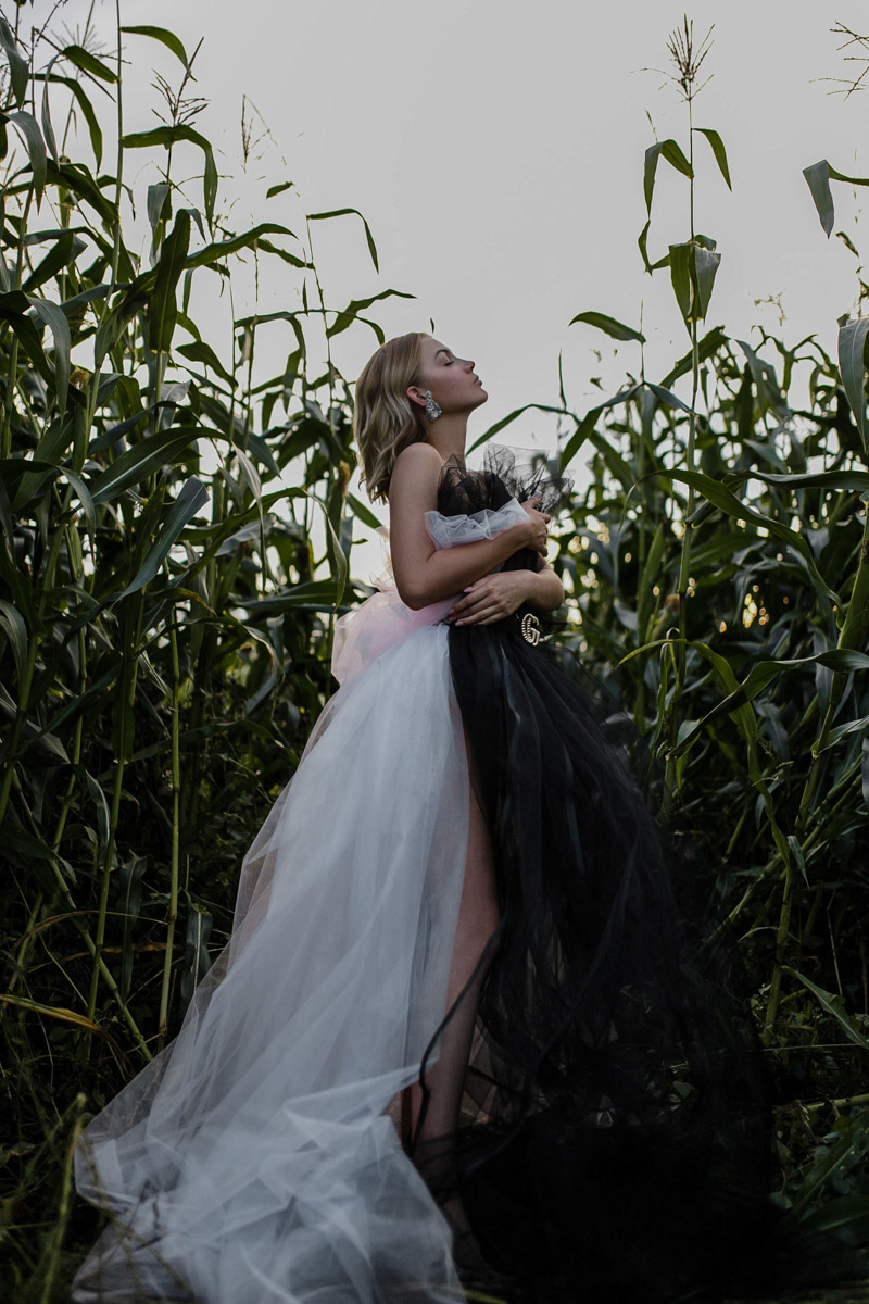 Показываем самые интересные образы на фоне одной из популярных локаций минувшего августа