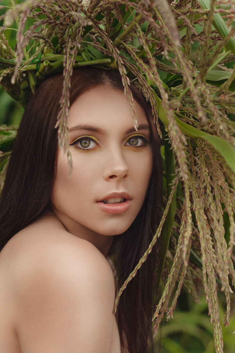 Показываем самые интересные образы на фоне одной из популярных локаций минувшего августа