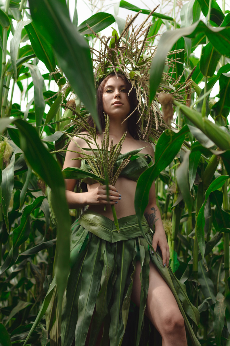 Показываем самые интересные образы на фоне одной из популярных локаций минувшего августа