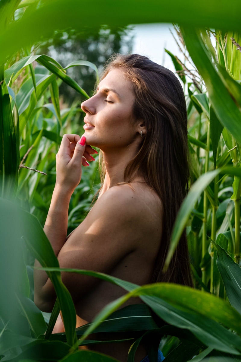 Показываем самые интересные образы на фоне одной из популярных локаций минувшего августа