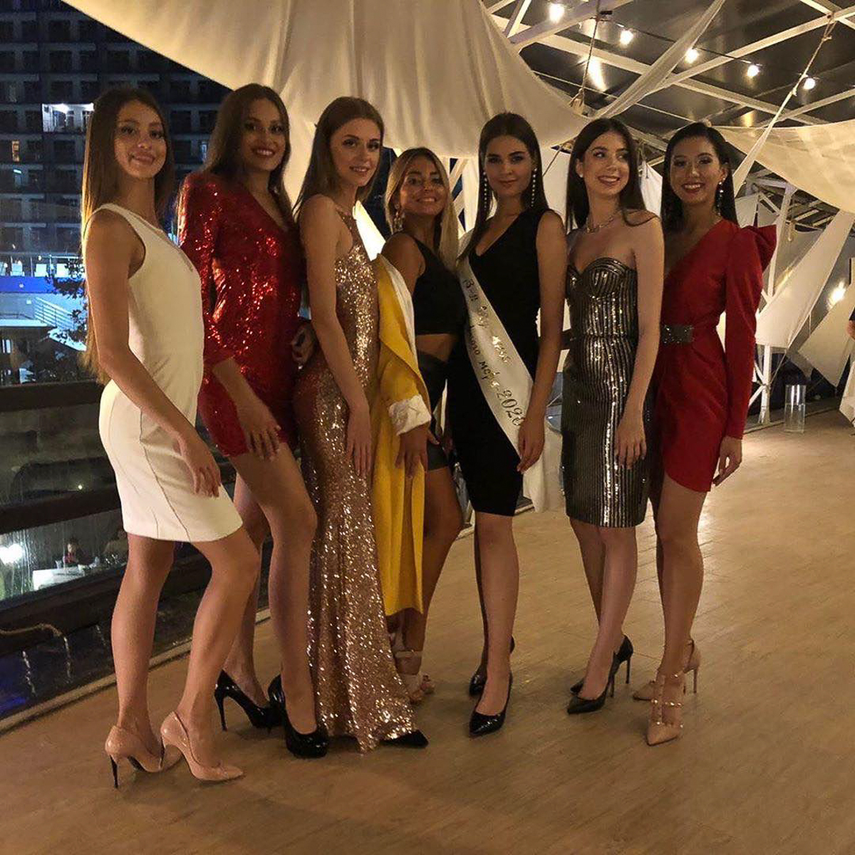 Жаркие фото в бикини, плотный рабочий график и самая запоминающаяся фотосессия — Александра Дашкевич набросала скетч модельных будней на конкурсе красоты в Крыму