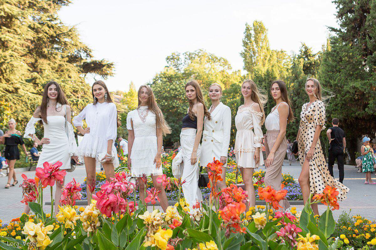 Жаркие фото в бикини, плотный рабочий график и самая запоминающаяся фотосессия — Александра Дашкевич набросала скетч модельных будней на конкурсе красоты в Крыму