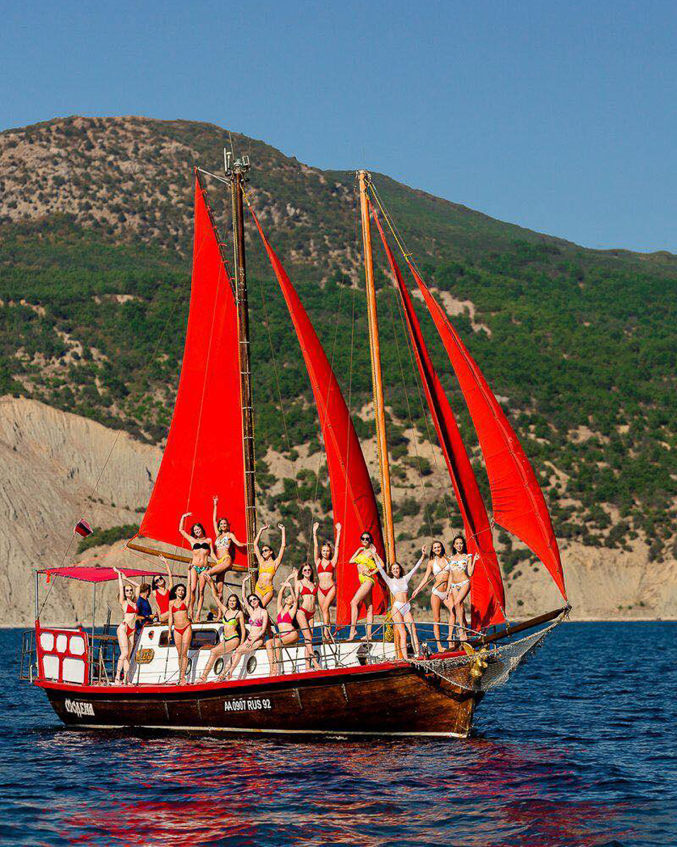 Жаркие фото в бикини, плотный рабочий график и самая запоминающаяся фотосессия — Александра Дашкевич набросала скетч модельных будней на конкурсе красоты в Крыму