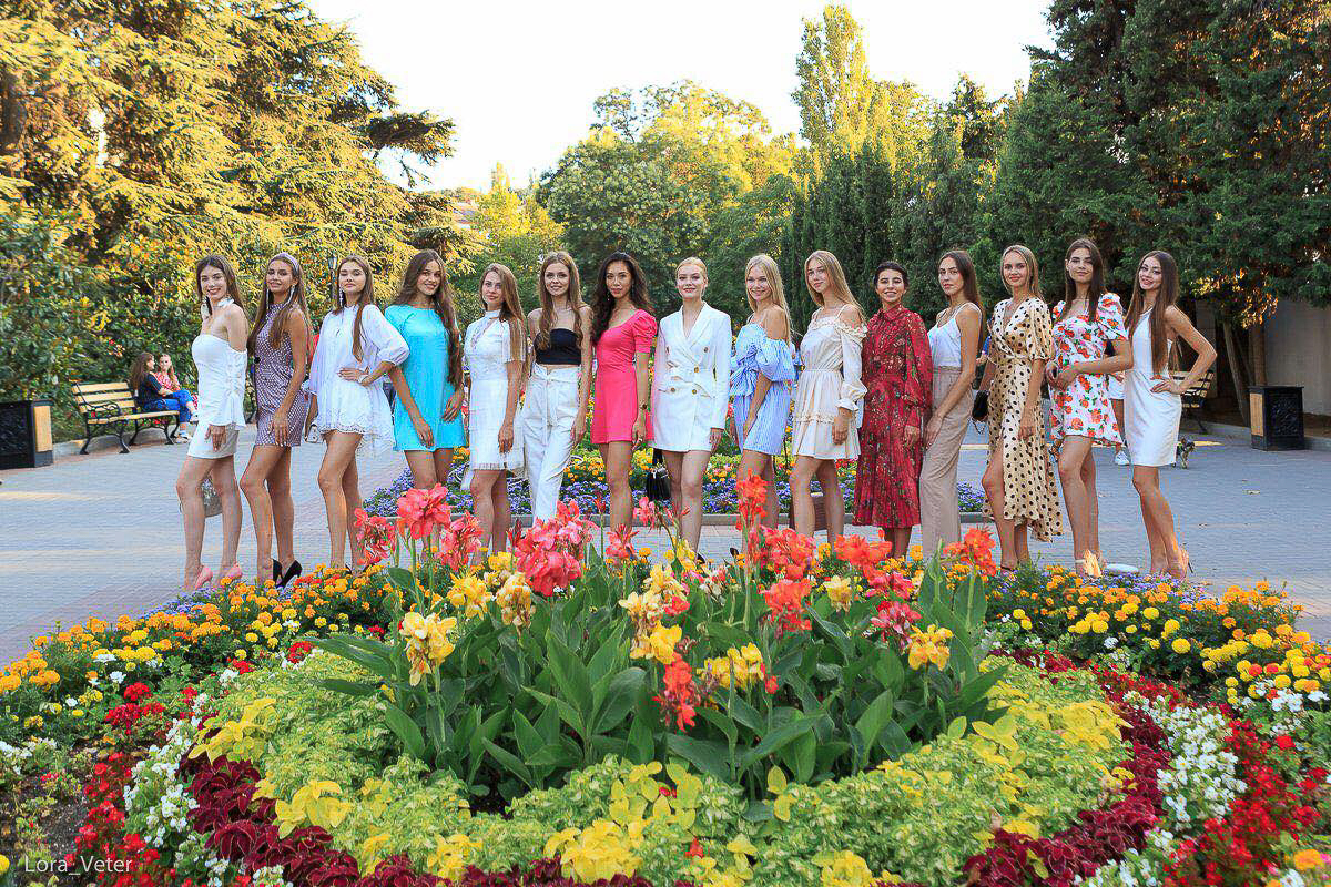 Жаркие фото в бикини, плотный рабочий график и самая запоминающаяся фотосессия — Александра Дашкевич набросала скетч модельных будней на конкурсе красоты в Крыму