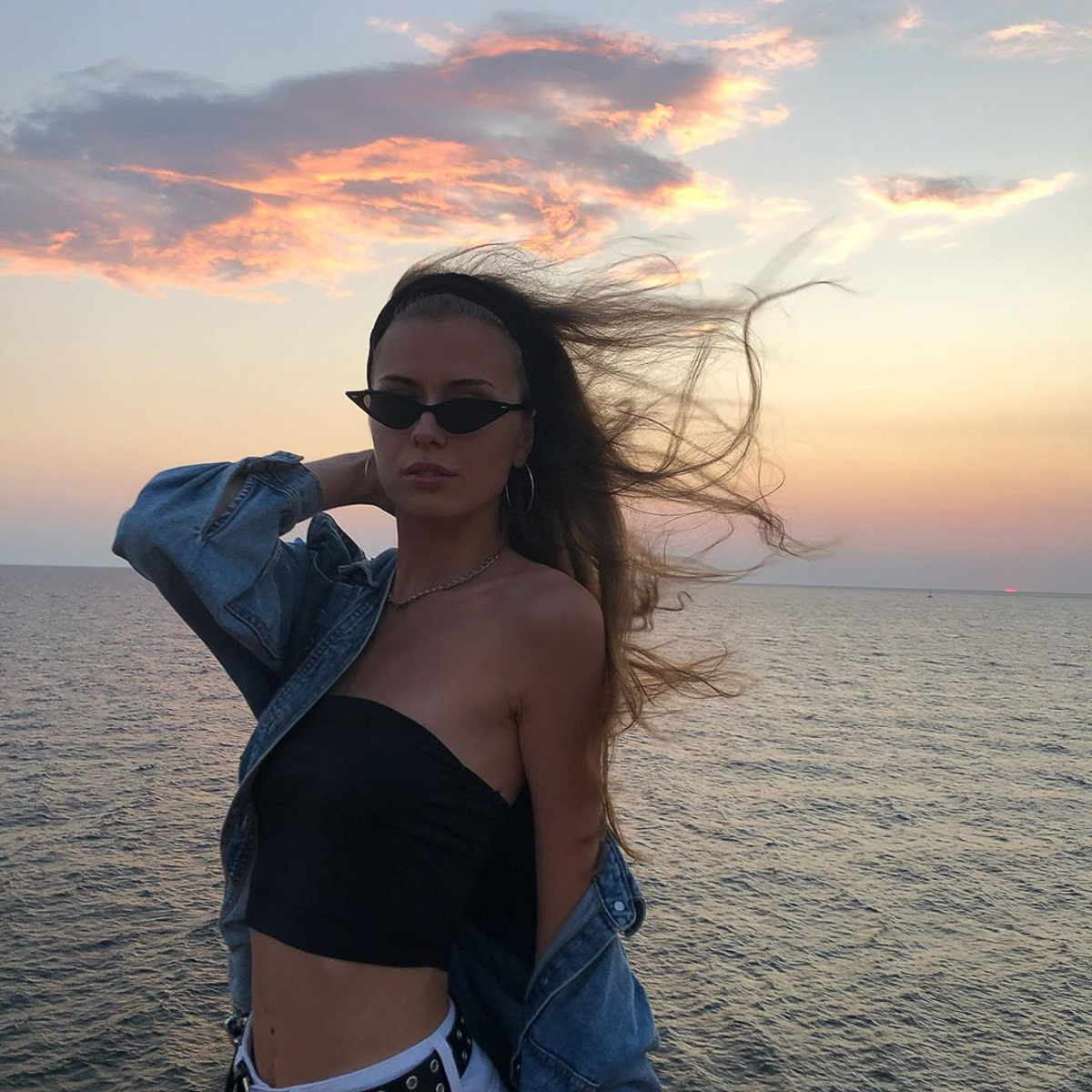 Жаркие фото в бикини, плотный рабочий график и самая запоминающаяся фотосессия — Александра Дашкевич набросала скетч модельных будней на конкурсе красоты в Крыму