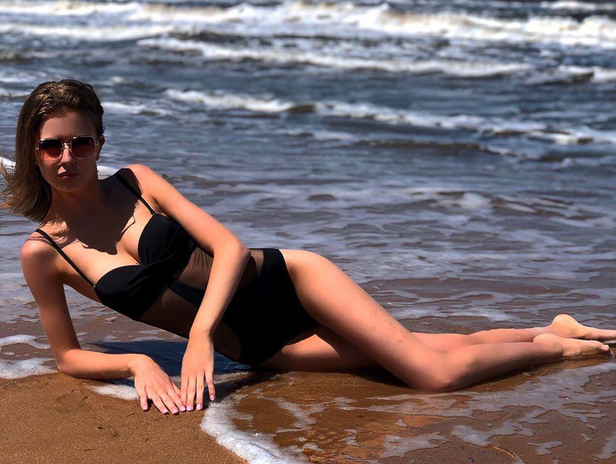 Жаркие фото в бикини, плотный рабочий график и самая запоминающаяся фотосессия — Александра Дашкевич набросала скетч модельных будней на конкурсе красоты в Крыму