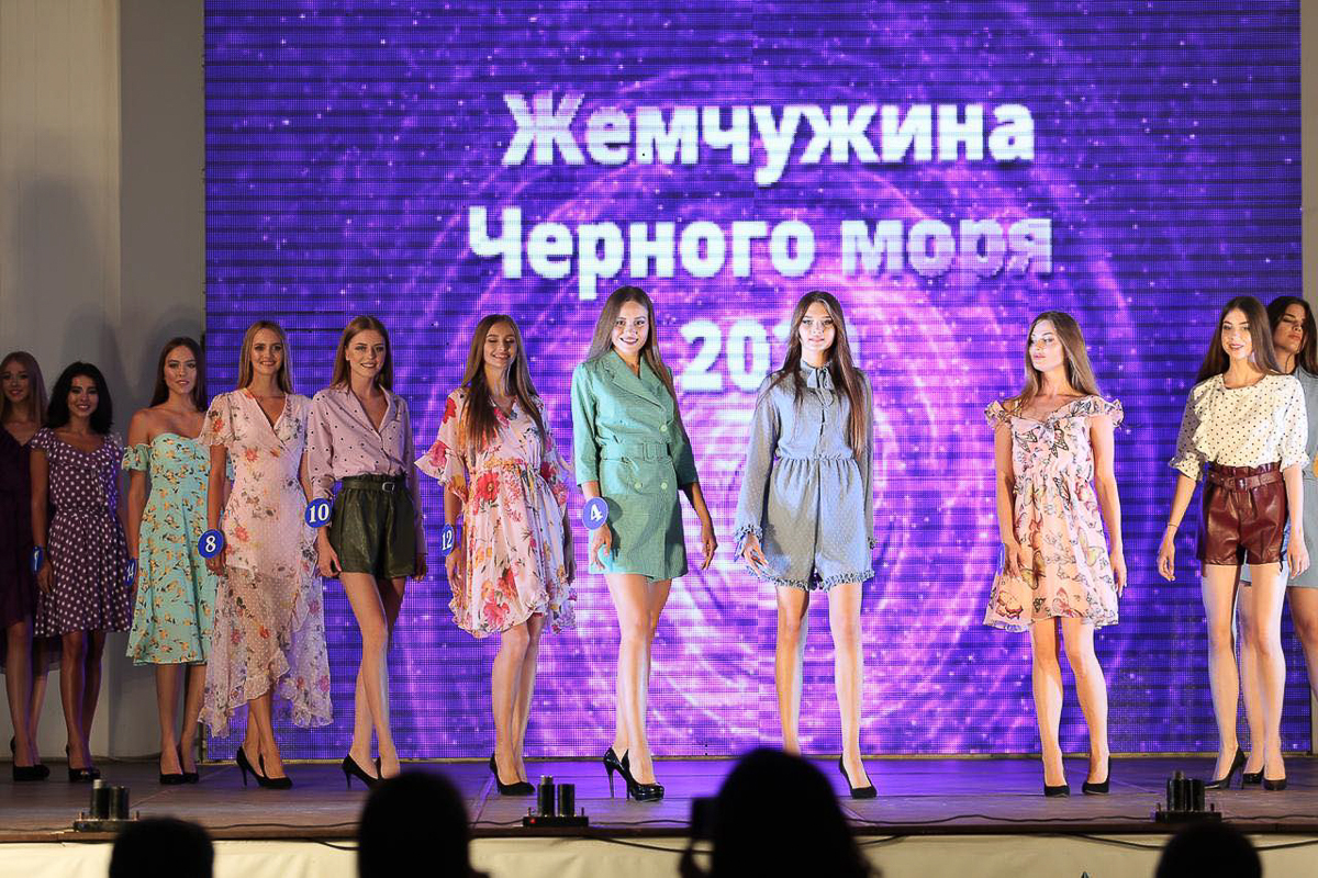 Жаркие фото в бикини, плотный рабочий график и самая запоминающаяся фотосессия — Александра Дашкевич набросала скетч модельных будней на конкурсе красоты в Крыму