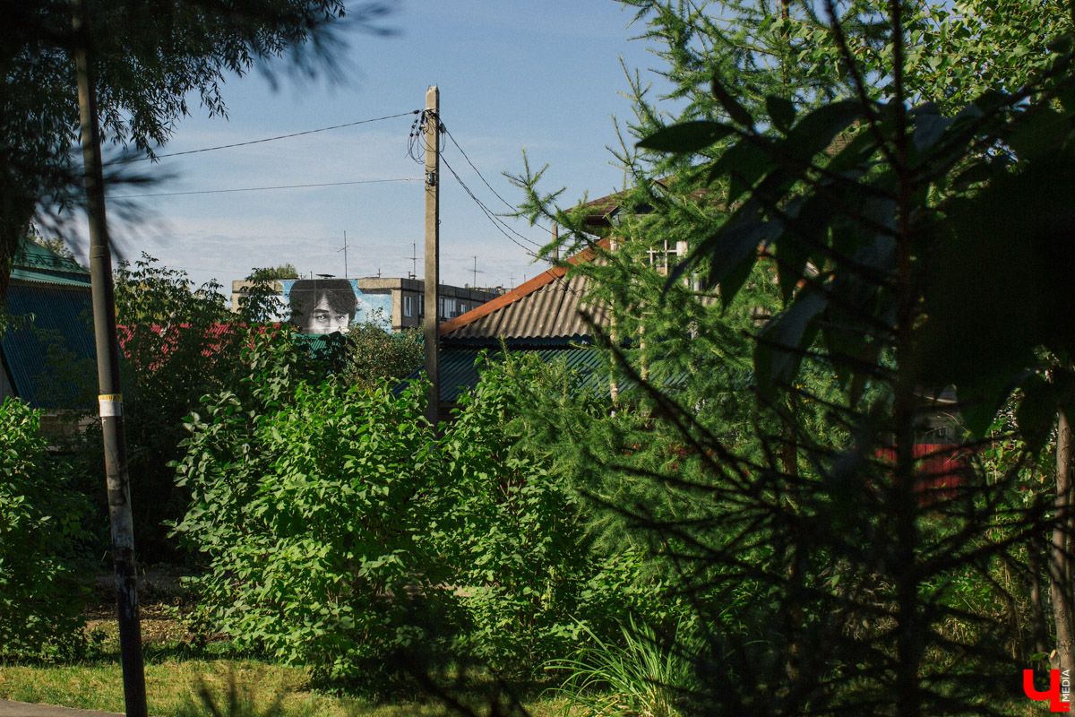 На улице Лакина появилось свежее граффити с Виктором Цоем. Этот портрет — один из самых больших в России. Мы узнали, благодаря кому он появился