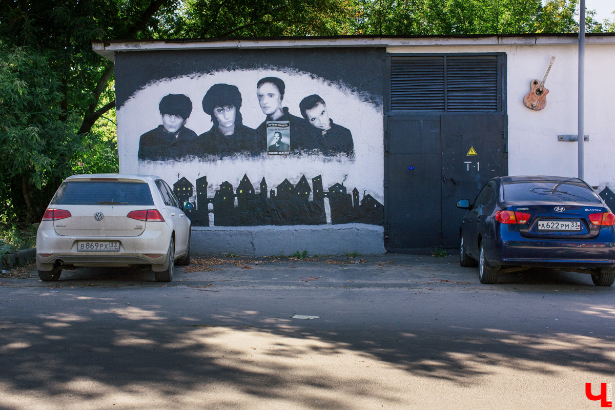 На улице Лакина появилось свежее граффити с Виктором Цоем. Этот портрет — один из самых больших в России. Мы узнали, благодаря кому он появился