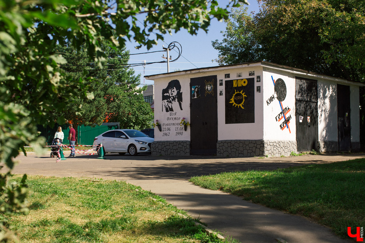 На улице Лакина появилось свежее граффити с Виктором Цоем. Этот портрет — один из самых больших в России. Мы узнали, благодаря кому он появился