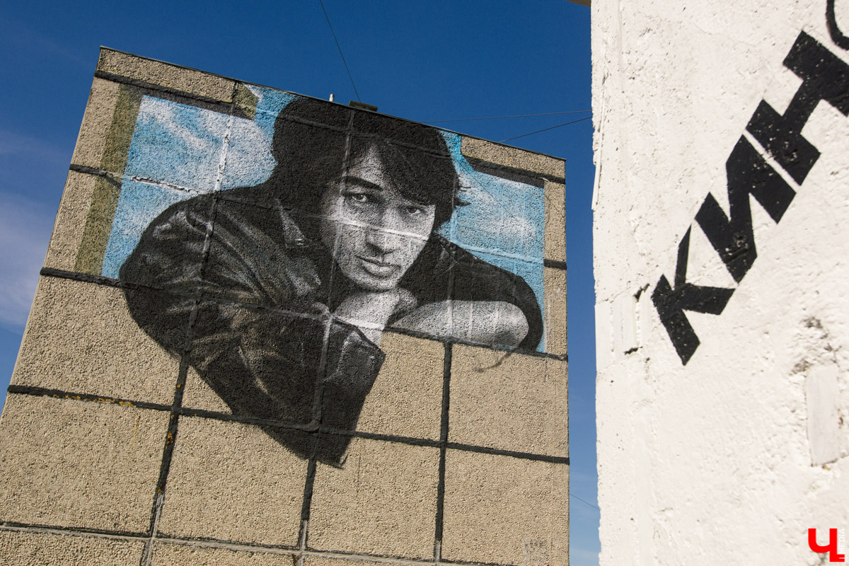 На улице Лакина появилось свежее граффити с Виктором Цоем. Этот портрет — один из самых больших в России. Мы узнали, благодаря кому он появился