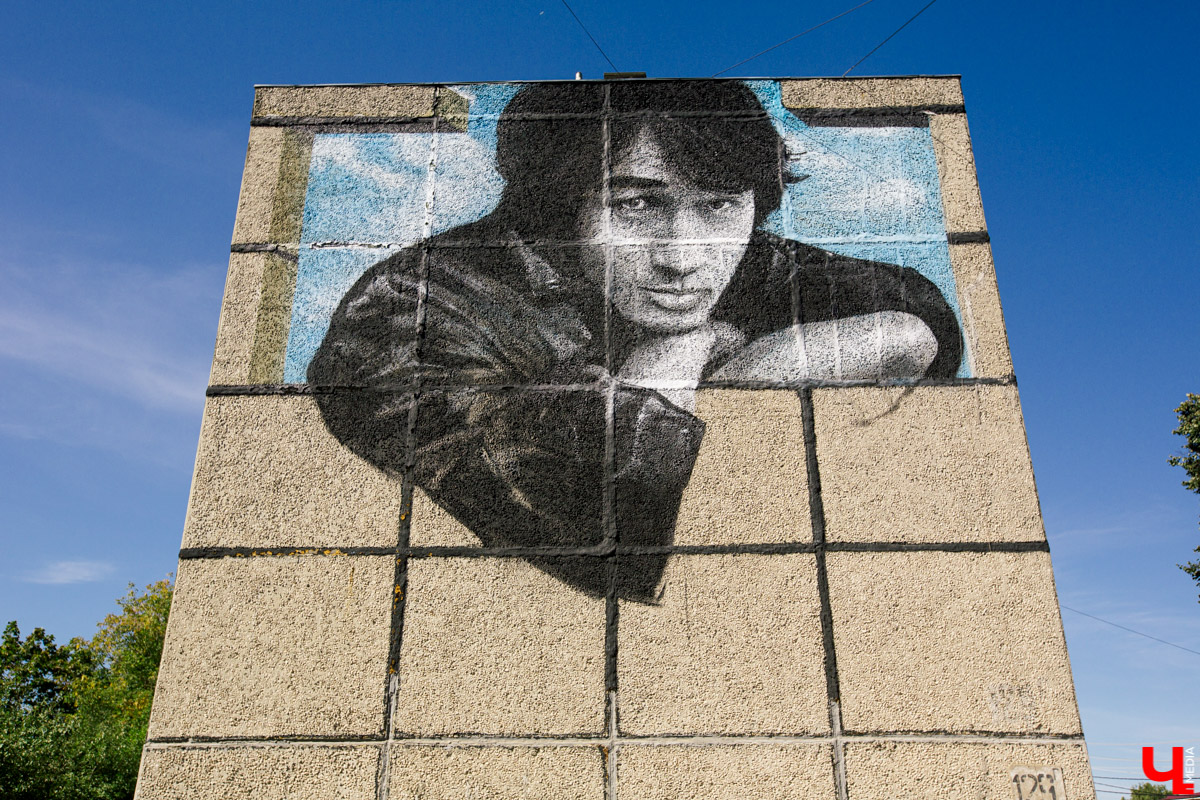 На улице Лакина появилось свежее граффити с Виктором Цоем. Этот портрет — один из самых больших в России. Мы узнали, благодаря кому он появился