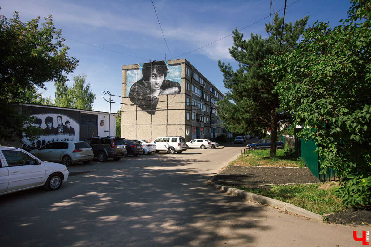 На улице Лакина появилось свежее граффити с Виктором Цоем. Этот портрет — один из самых больших в России. Мы узнали, благодаря кому он появился