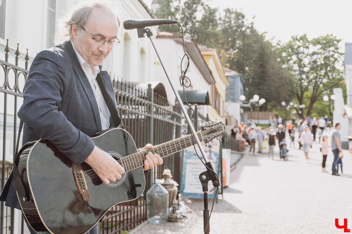 Фестивальный день на улице Георгиевская похож на разогрев перед Днем города. Рассказываем, каково было на самом ярком и книжном празднике осени “Яркий мир” - работа Banksy потерялась, а лепешки от Бильбо Бэггинса нашлись