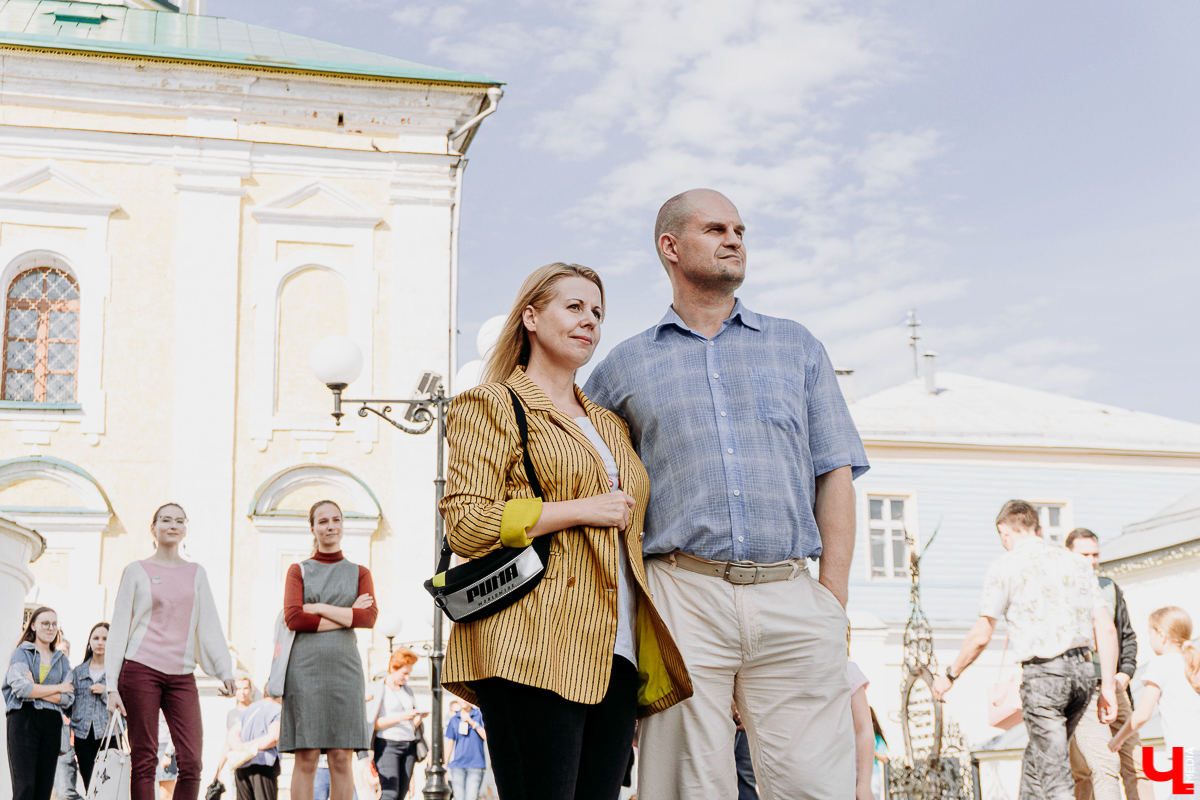 Фестивальный день на улице Георгиевская похож на разогрев перед Днем города. Рассказываем, каково было на самом ярком и книжном празднике осени “Яркий мир” - работа Banksy потерялась, а лепешки от Бильбо Бэггинса нашлись