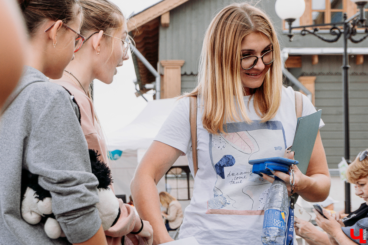 Фестивальный день на улице Георгиевская похож на разогрев перед Днем города. Рассказываем, каково было на самом ярком и книжном празднике осени “Яркий мир” - работа Banksy потерялась, а лепешки от Бильбо Бэггинса нашлись