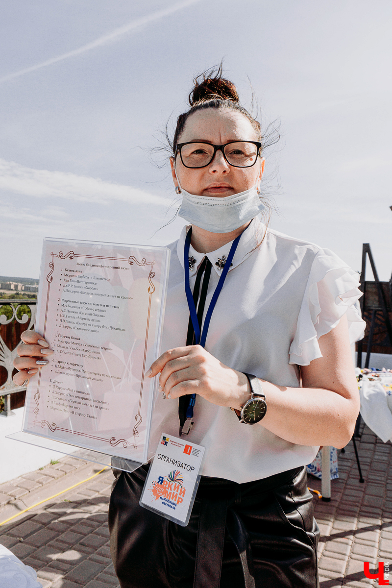 Фестивальный день на улице Георгиевская похож на разогрев перед Днем города. Рассказываем, каково было на самом ярком и книжном празднике осени “Яркий мир” - работа Banksy потерялась, а лепешки от Бильбо Бэггинса нашлись