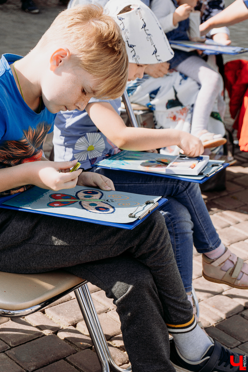 Фестивальный день на улице Георгиевская похож на разогрев перед Днем города. Рассказываем, каково было на самом ярком и книжном празднике осени “Яркий мир” - работа Banksy потерялась, а лепешки от Бильбо Бэггинса нашлись