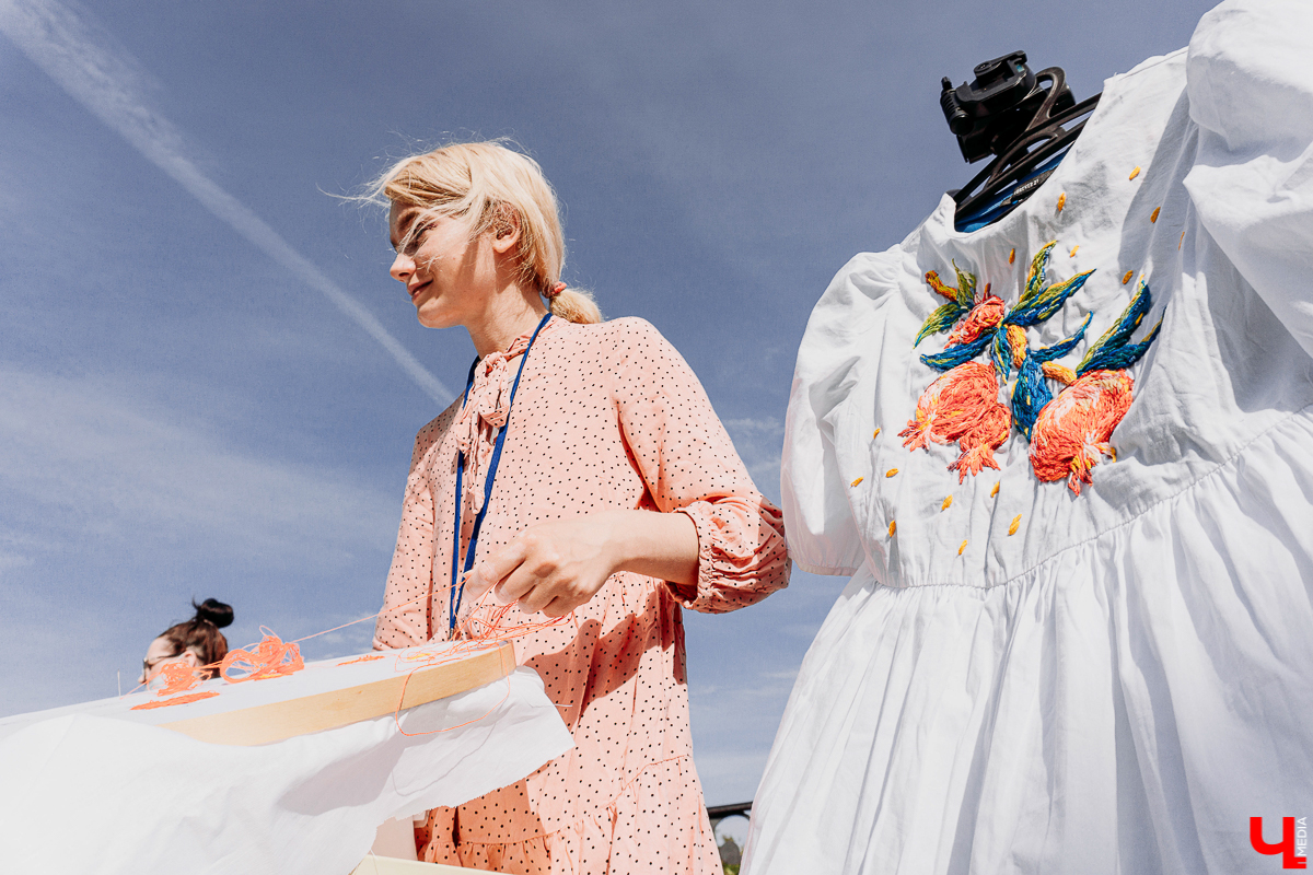 Фестивальный день на улице Георгиевская похож на разогрев перед Днем города. Рассказываем, каково было на самом ярком и книжном празднике осени “Яркий мир” - работа Banksy потерялась, а лепешки от Бильбо Бэггинса нашлись