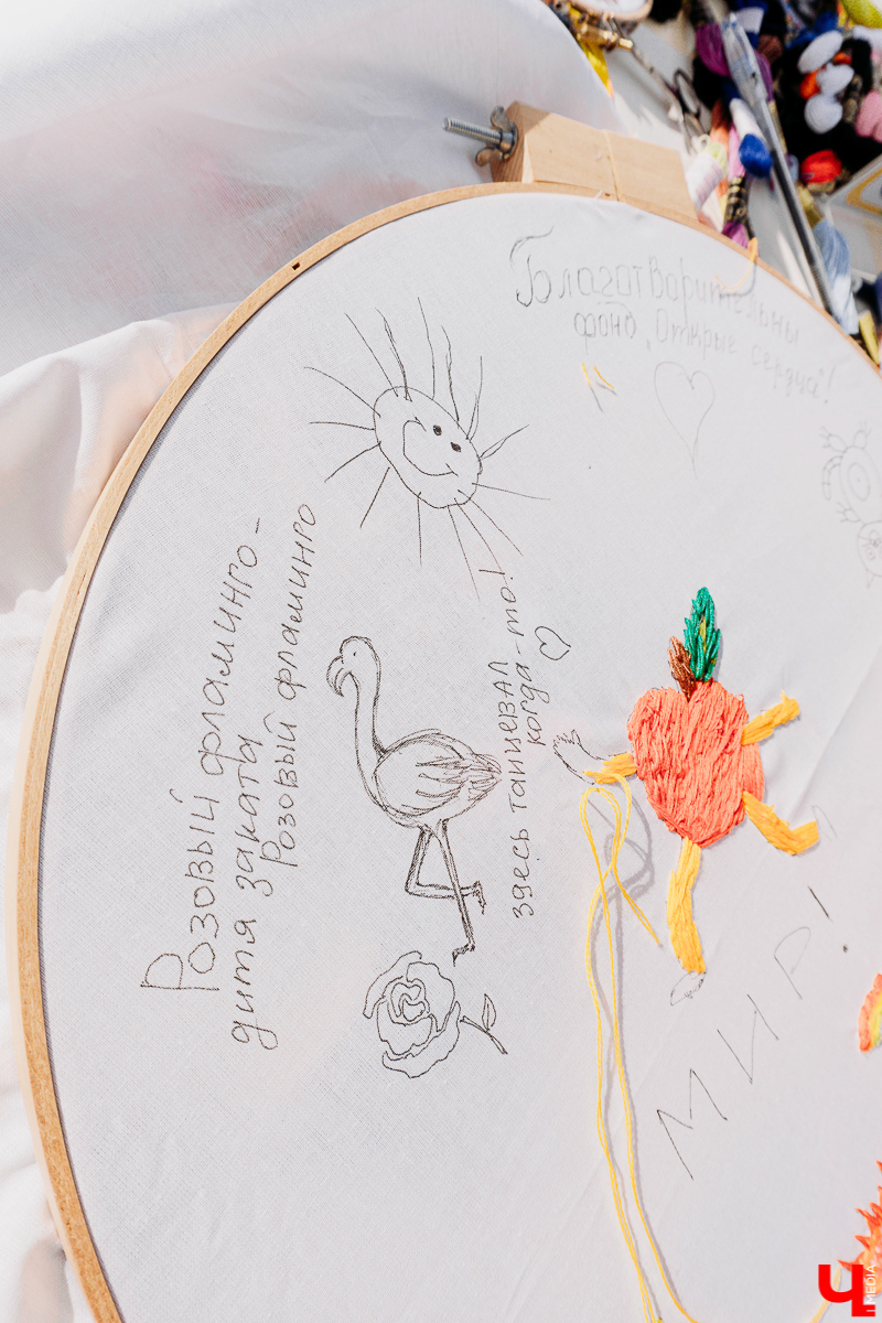 Фестивальный день на улице Георгиевская похож на разогрев перед Днем города. Рассказываем, каково было на самом ярком и книжном празднике осени “Яркий мир” - работа Banksy потерялась, а лепешки от Бильбо Бэггинса нашлись