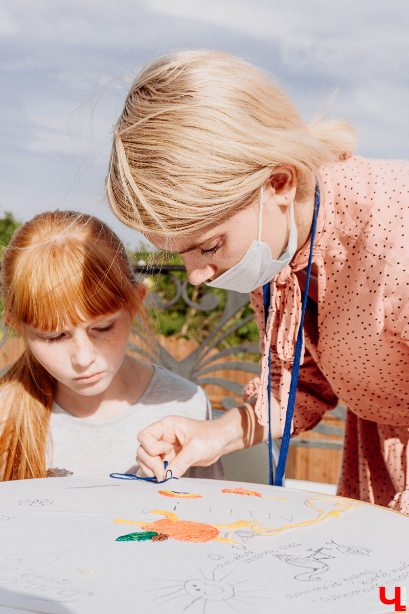 Фестивальный день на улице Георгиевская похож на разогрев перед Днем города. Рассказываем, каково было на самом ярком и книжном празднике осени “Яркий мир” - работа Banksy потерялась, а лепешки от Бильбо Бэггинса нашлись