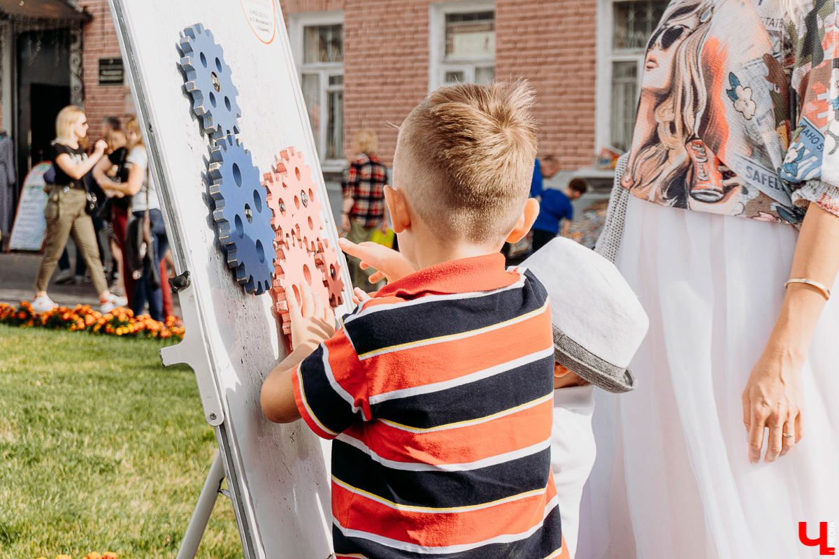 Фестивальный день на улице Георгиевская похож на разогрев перед Днем города. Рассказываем, каково было на самом ярком и книжном празднике осени “Яркий мир” - работа Banksy потерялась, а лепешки от Бильбо Бэггинса нашлись
