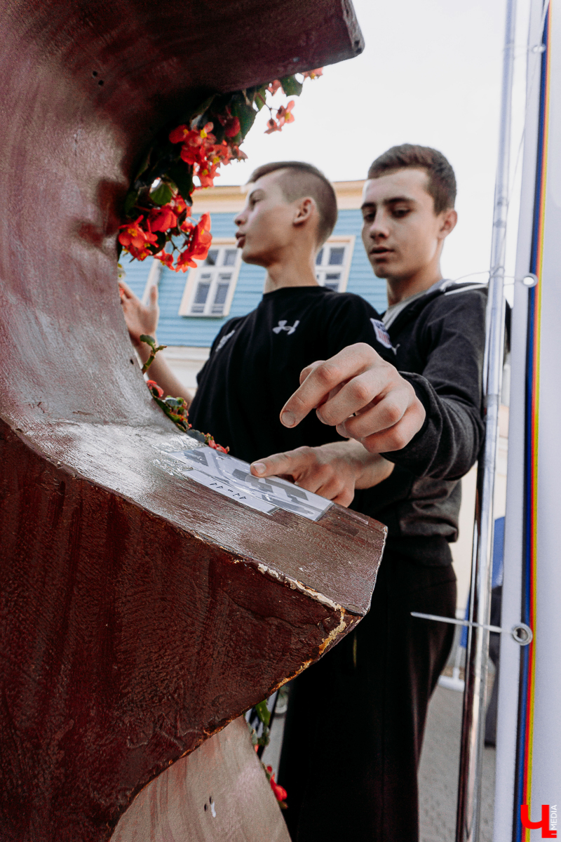 Фестивальный день на улице Георгиевская похож на разогрев перед Днем города. Рассказываем, каково было на самом ярком и книжном празднике осени “Яркий мир” - работа Banksy потерялась, а лепешки от Бильбо Бэггинса нашлись