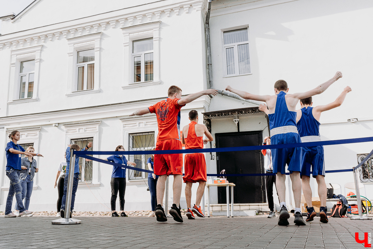 Фестивальный день на улице Георгиевская похож на разогрев перед Днем города. Рассказываем, каково было на самом ярком и книжном празднике осени “Яркий мир” - работа Banksy потерялась, а лепешки от Бильбо Бэггинса нашлись