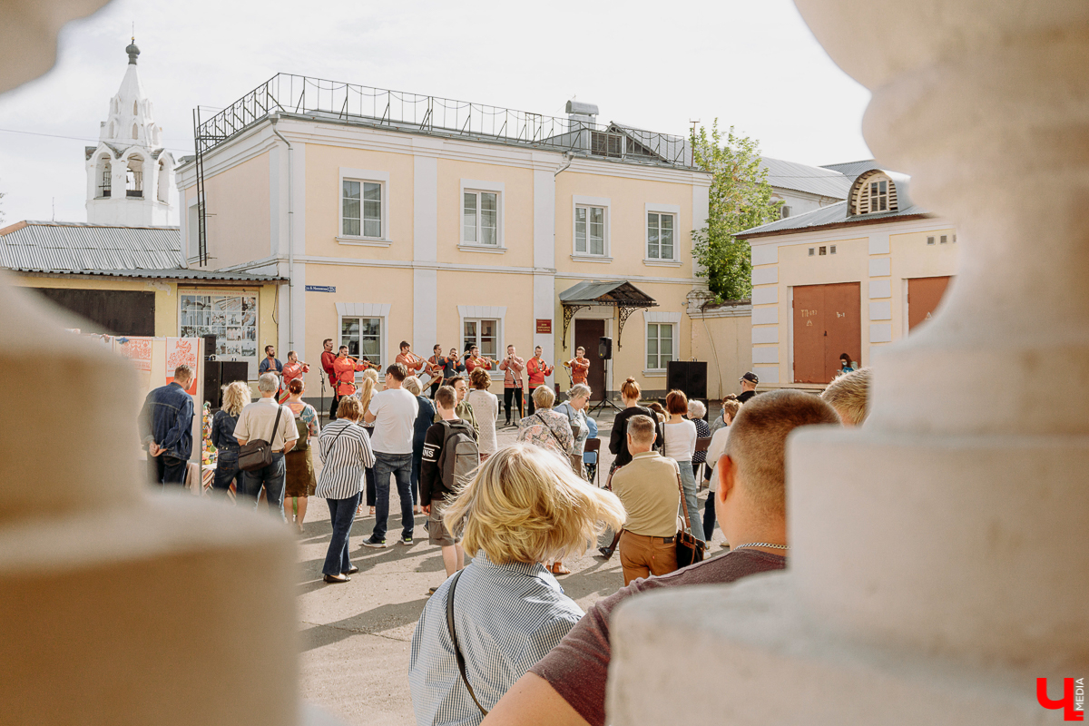 Фестивальный день на улице Георгиевская похож на разогрев перед Днем города. Рассказываем, каково было на самом ярком и книжном празднике осени “Яркий мир” - работа Banksy потерялась, а лепешки от Бильбо Бэггинса нашлись