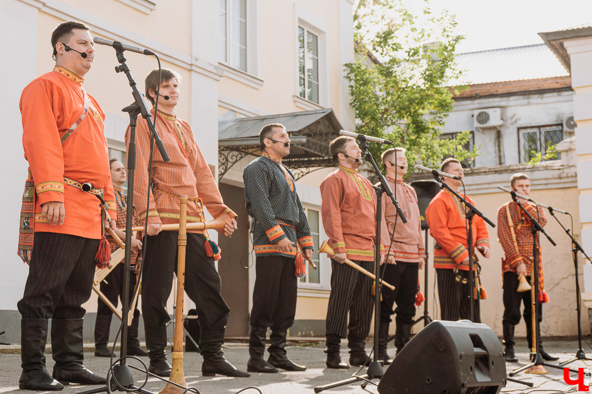Фестивальный день на улице Георгиевская похож на разогрев перед Днем города. Рассказываем, каково было на самом ярком и книжном празднике осени “Яркий мир” - работа Banksy потерялась, а лепешки от Бильбо Бэггинса нашлись