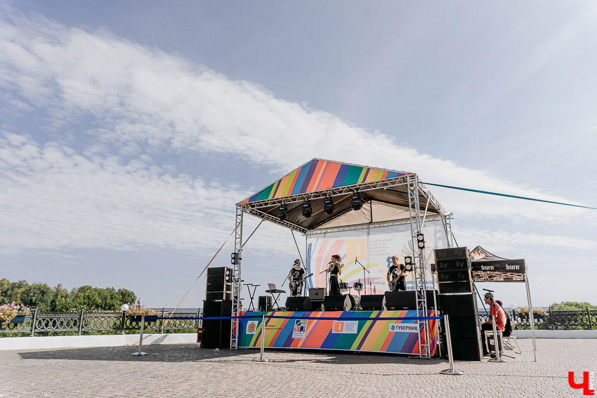 Фестивальный день на улице Георгиевская похож на разогрев перед Днем города. Рассказываем, каково было на самом ярком и книжном празднике осени “Яркий мир” - работа Banksy потерялась, а лепешки от Бильбо Бэггинса нашлись