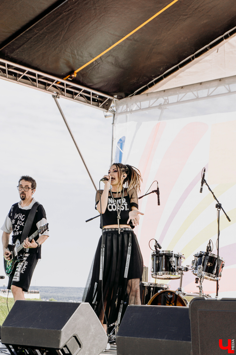 Фестивальный день на улице Георгиевская похож на разогрев перед Днем города. Рассказываем, каково было на самом ярком и книжном празднике осени “Яркий мир” - работа Banksy потерялась, а лепешки от Бильбо Бэггинса нашлись