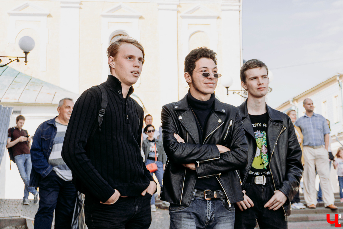 Фестивальный день на улице Георгиевская похож на разогрев перед Днем города. Рассказываем, каково было на самом ярком и книжном празднике осени “Яркий мир” - работа Banksy потерялась, а лепешки от Бильбо Бэггинса нашлись