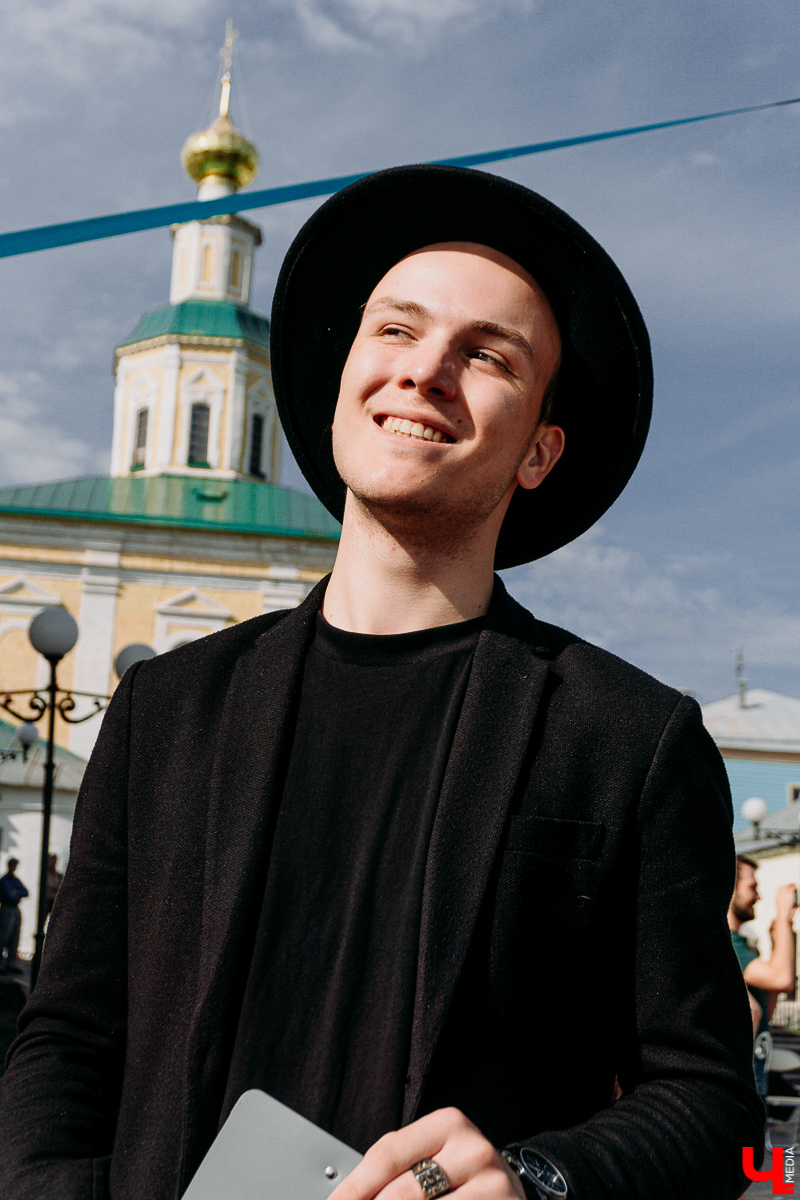 Фестивальный день на улице Георгиевская похож на разогрев перед Днем города. Рассказываем, каково было на самом ярком и книжном празднике осени “Яркий мир” - работа Banksy потерялась, а лепешки от Бильбо Бэггинса нашлись