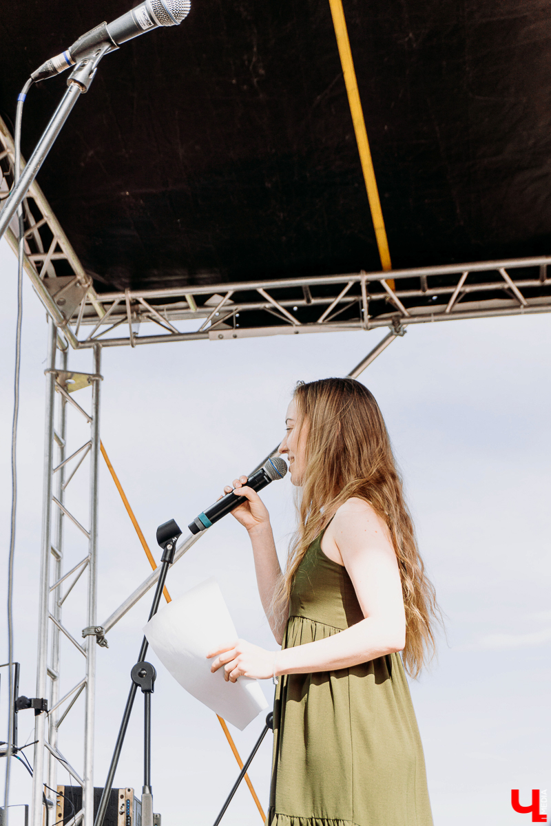 Фестивальный день на улице Георгиевская похож на разогрев перед Днем города. Рассказываем, каково было на самом ярком и книжном празднике осени “Яркий мир” - работа Banksy потерялась, а лепешки от Бильбо Бэггинса нашлись