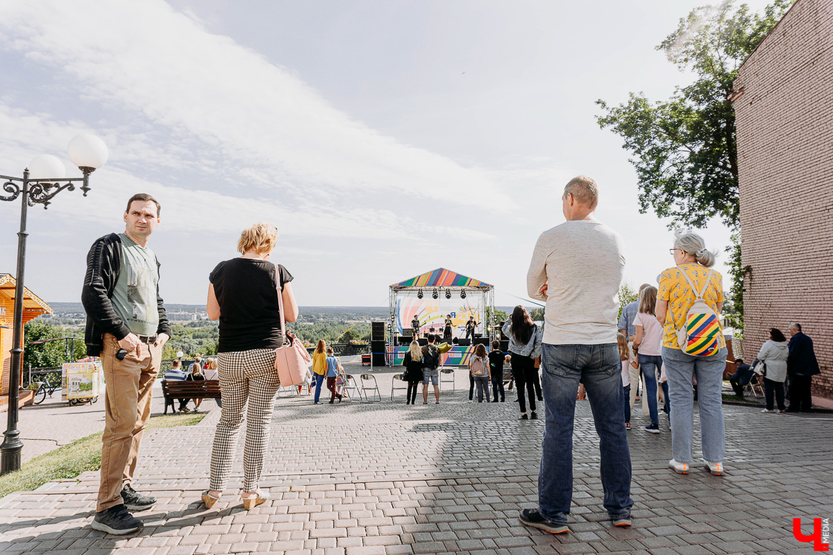 Фестивальный день на улице Георгиевская похож на разогрев перед Днем города. Рассказываем, каково было на самом ярком и книжном празднике осени “Яркий мир” - работа Banksy потерялась, а лепешки от Бильбо Бэггинса нашлись