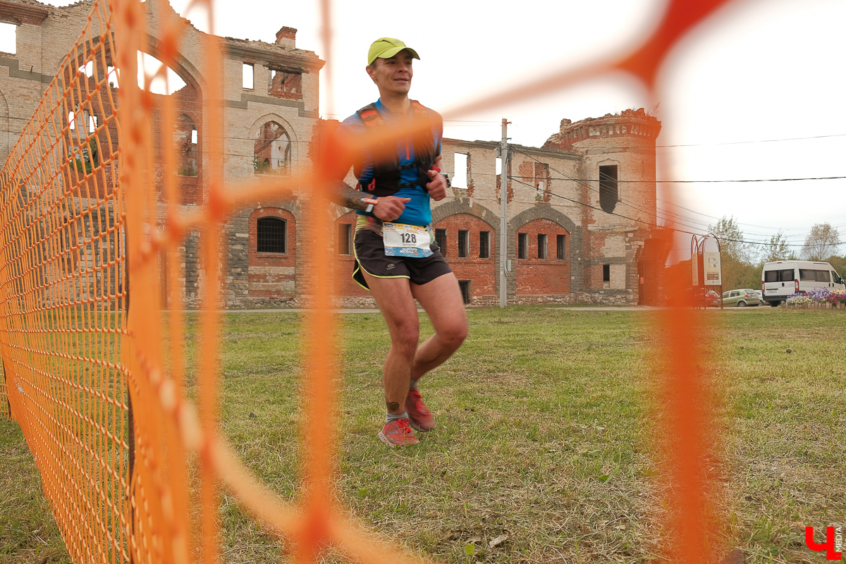Первый послепандемийный концерт группы «Рекорд Оркестр» прошел на рок-забеге в усадьбе Храповицкого. Ребята поддержали спортсменов хорошей музыкой и зажгли около развалин замка