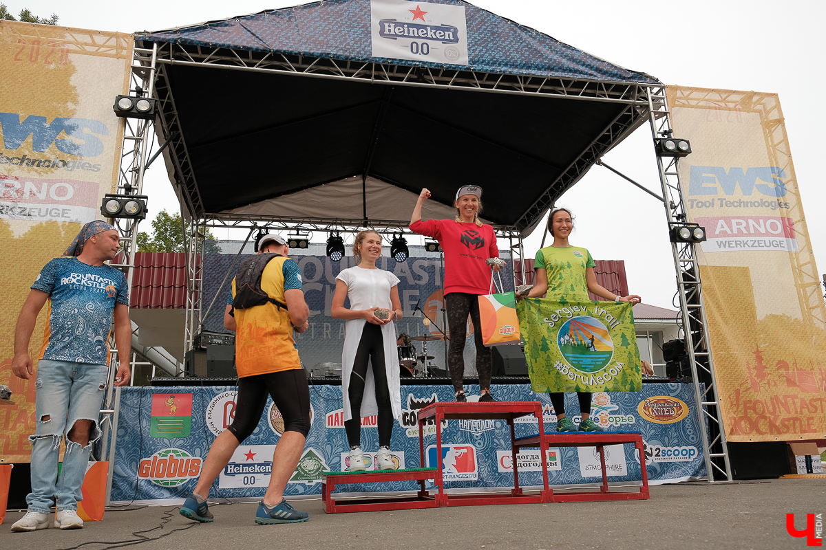 Первый послепандемийный концерт группы «Рекорд Оркестр» прошел на рок-забеге в усадьбе Храповицкого. Ребята поддержали спортсменов хорошей музыкой и зажгли около развалин замка