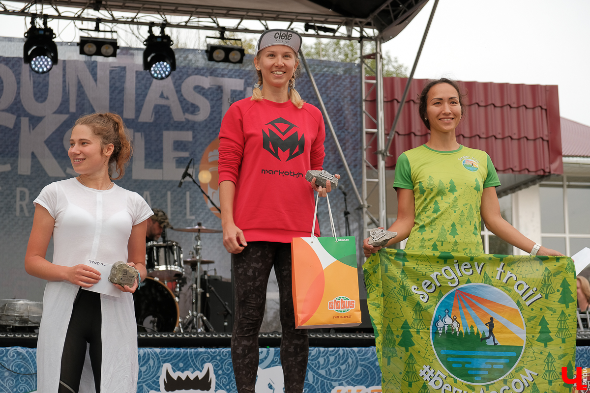 Первый послепандемийный концерт группы «Рекорд Оркестр» прошел на рок-забеге в усадьбе Храповицкого. Ребята поддержали спортсменов хорошей музыкой и зажгли около развалин замка