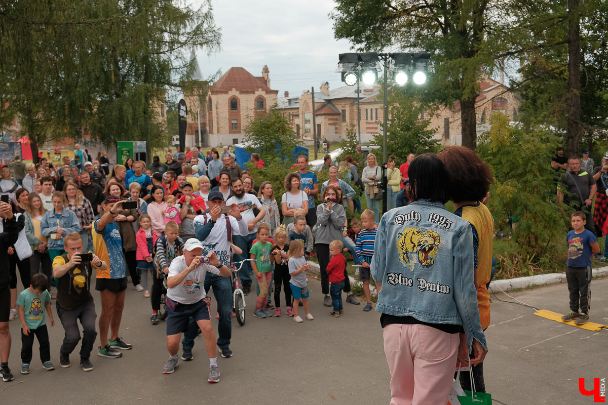 Первый послепандемийный концерт группы «Рекорд Оркестр» прошел на рок-забеге в усадьбе Храповицкого. Ребята поддержали спортсменов хорошей музыкой и зажгли около развалин замка
