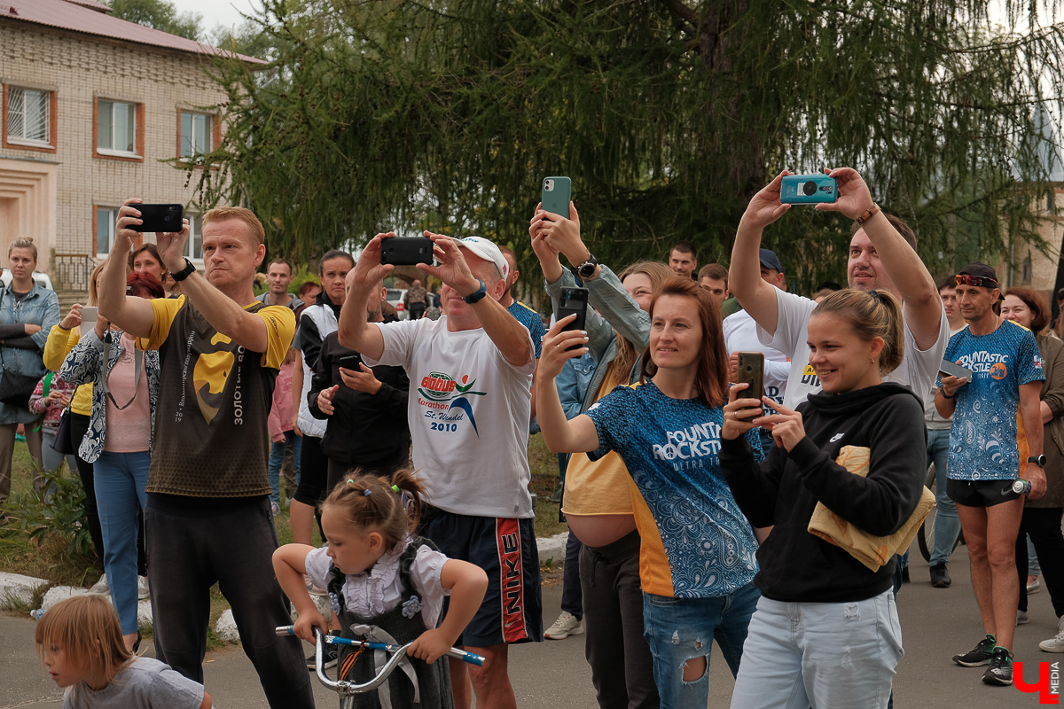 Первый послепандемийный концерт группы «Рекорд Оркестр» прошел на рок-забеге в усадьбе Храповицкого. Ребята поддержали спортсменов хорошей музыкой и зажгли около развалин замка