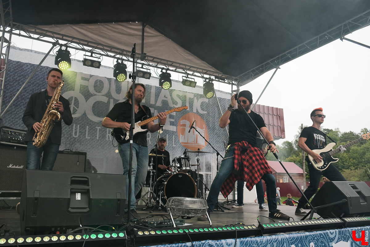 Первый послепандемийный концерт группы «Рекорд Оркестр» прошел на рок-забеге в усадьбе Храповицкого. Ребята поддержали спортсменов хорошей музыкой и зажгли около развалин замка