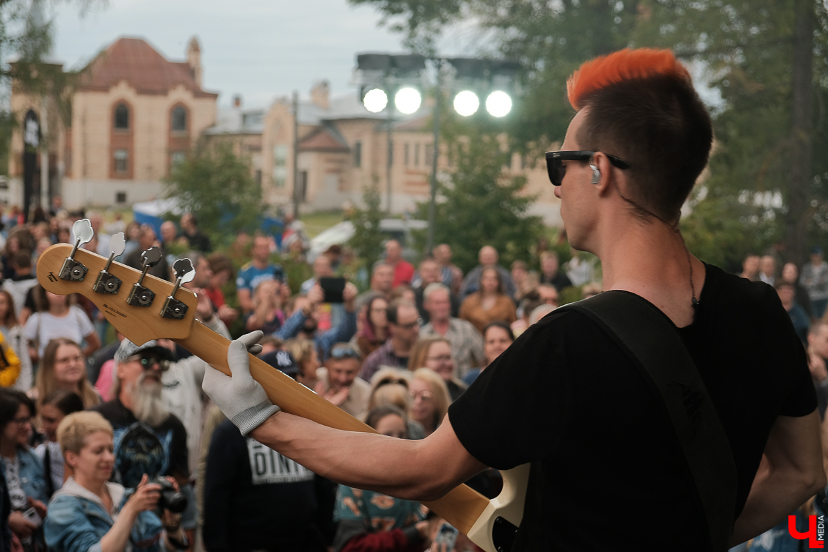Первый послепандемийный концерт группы «Рекорд Оркестр» прошел на рок-забеге в усадьбе Храповицкого. Ребята поддержали спортсменов хорошей музыкой и зажгли около развалин замка