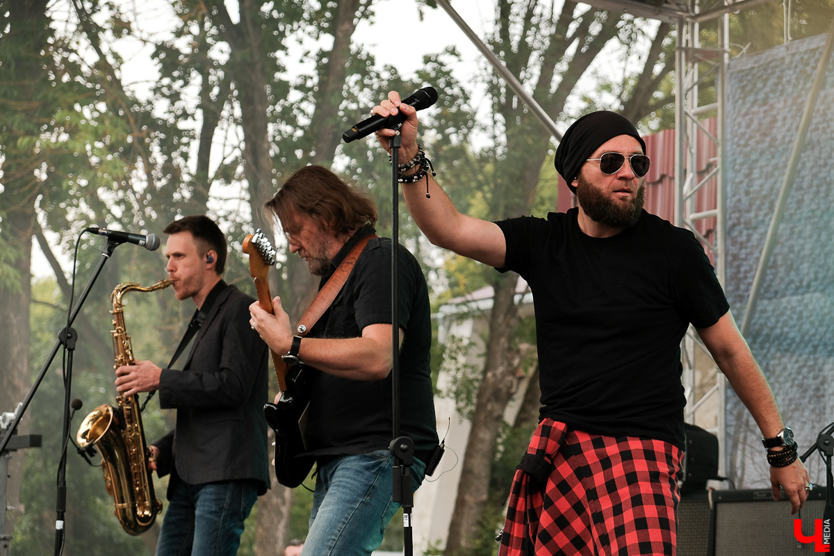 Первый послепандемийный концерт группы «Рекорд Оркестр» прошел на рок-забеге в усадьбе Храповицкого. Ребята поддержали спортсменов хорошей музыкой и зажгли около развалин замка