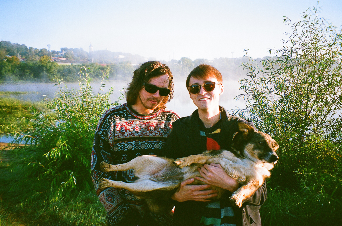 Продуктивный год у самой лиричной владимирской группы. Разбираемся, когда и каких ждать релизов. Узнаем, почему на съемках “Ресторана” девушки устроили шабаш на туманном пляже