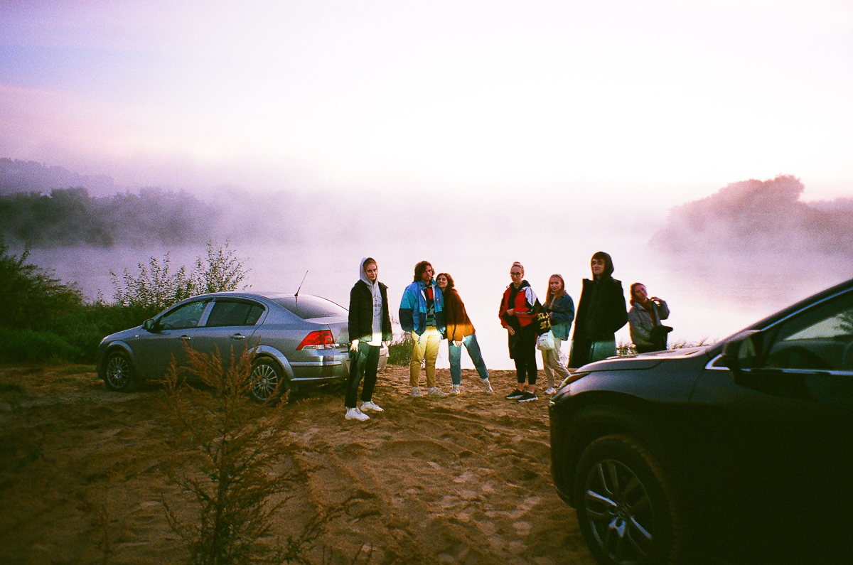 Продуктивный год у самой лиричной владимирской группы. Разбираемся, когда и каких ждать релизов. Узнаем, почему на съемках “Ресторана” девушки устроили шабаш на туманном пляже