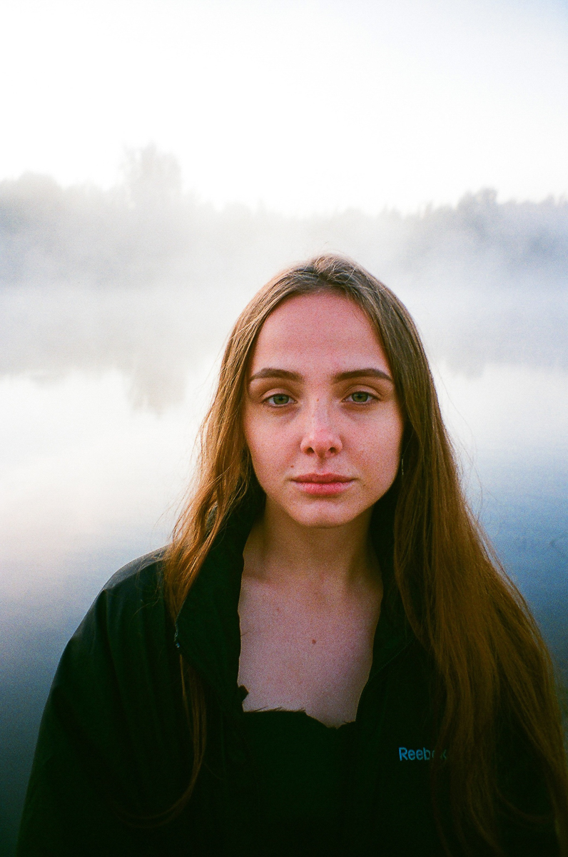 Продуктивный год у самой лиричной владимирской группы. Разбираемся, когда и каких ждать релизов. Узнаем, почему на съемках “Ресторана” девушки устроили шабаш на туманном пляже