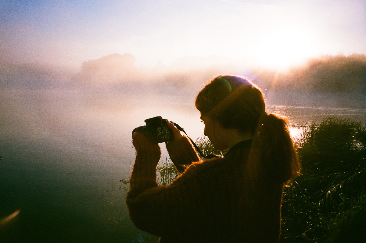 Продуктивный год у самой лиричной владимирской группы. Разбираемся, когда и каких ждать релизов. Узнаем, почему на съемках “Ресторана” девушки устроили шабаш на туманном пляже