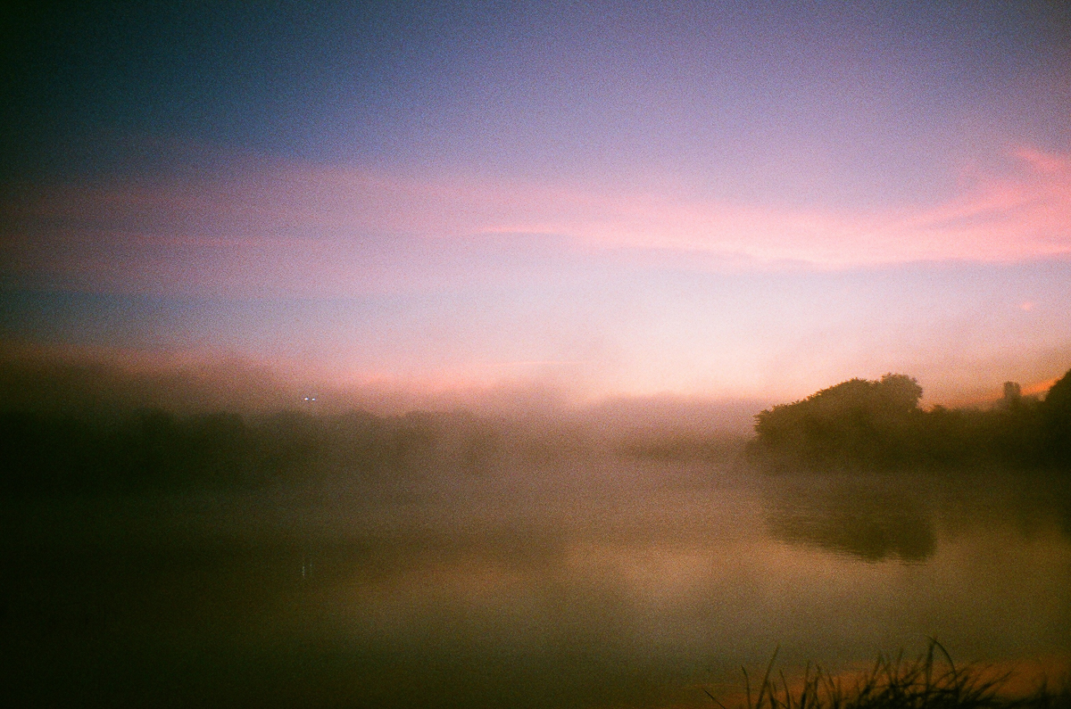 Продуктивный год у самой лиричной владимирской группы. Разбираемся, когда и каких ждать релизов. Узнаем, почему на съемках “Ресторана” девушки устроили шабаш на туманном пляже
